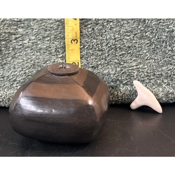 Native American Pottery Art From One of the New Mexico Pueblos - Picture 7 of 13